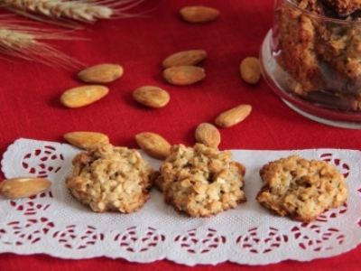 Almond cookies with lemon peel