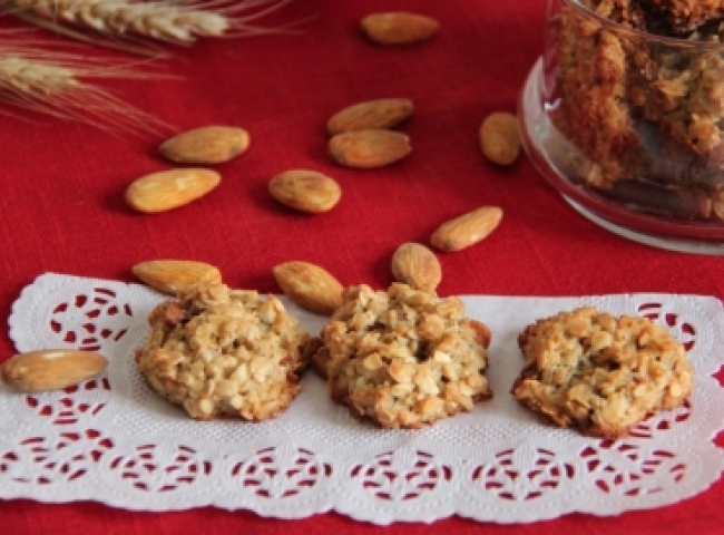 Almond cookies with lemon peel